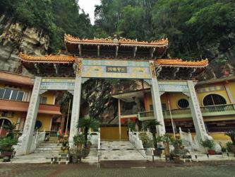 Sam Poh Tong Temple